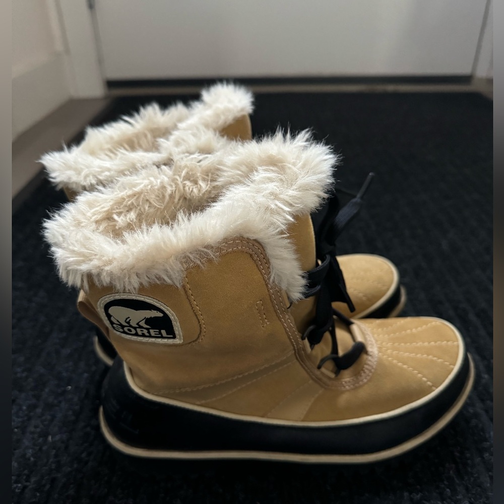 Sorel winter boots in US size 6